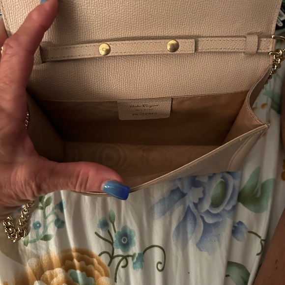 Salvatore ferragamo authentic cream leather handbag - Picture 5 of 8